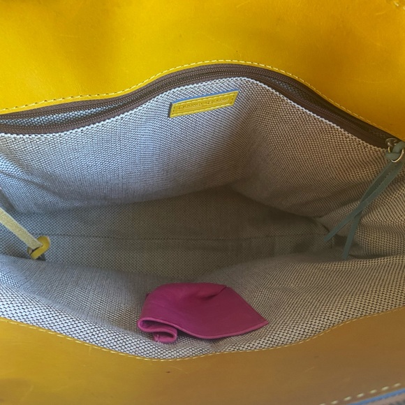 Authentic Dooney & Bourke purse. - Picture 8 of 9